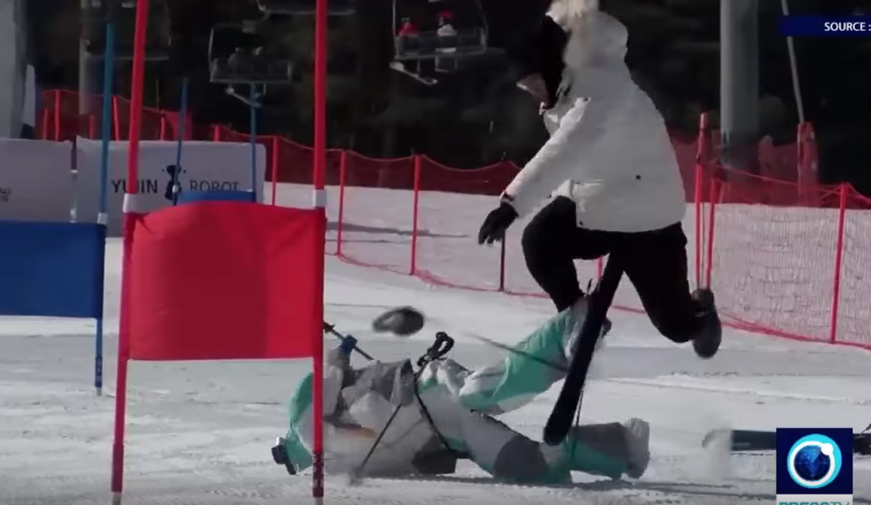 Xem robot trượt tuyết “tấu hài” ở thế vận hội Mùa Đông Pyeongchang - 6 Robot té nhào khiến người điều khiển cũng phải vô cùng vất vả.