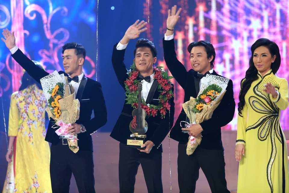 Chàng trai bán kẹo kéo Mạnh Nguyên đăng quang Quán quân Solo cùng Bolero - 8 Với phần thể hiện đầy thuyết phục, ngôi vị Quán quân đã thuộc về chàng trai bán kẹo kéo đường phố Mạnh Nguyên – người sở hữu giọng hát mùi mẫn, đầy cảm xúc và một phong cách riêng không lẫn với ai. Phần thưởng dành cho tân Quán quân Solo cùng Bolero là 200 triệu đồng tiền mặt.