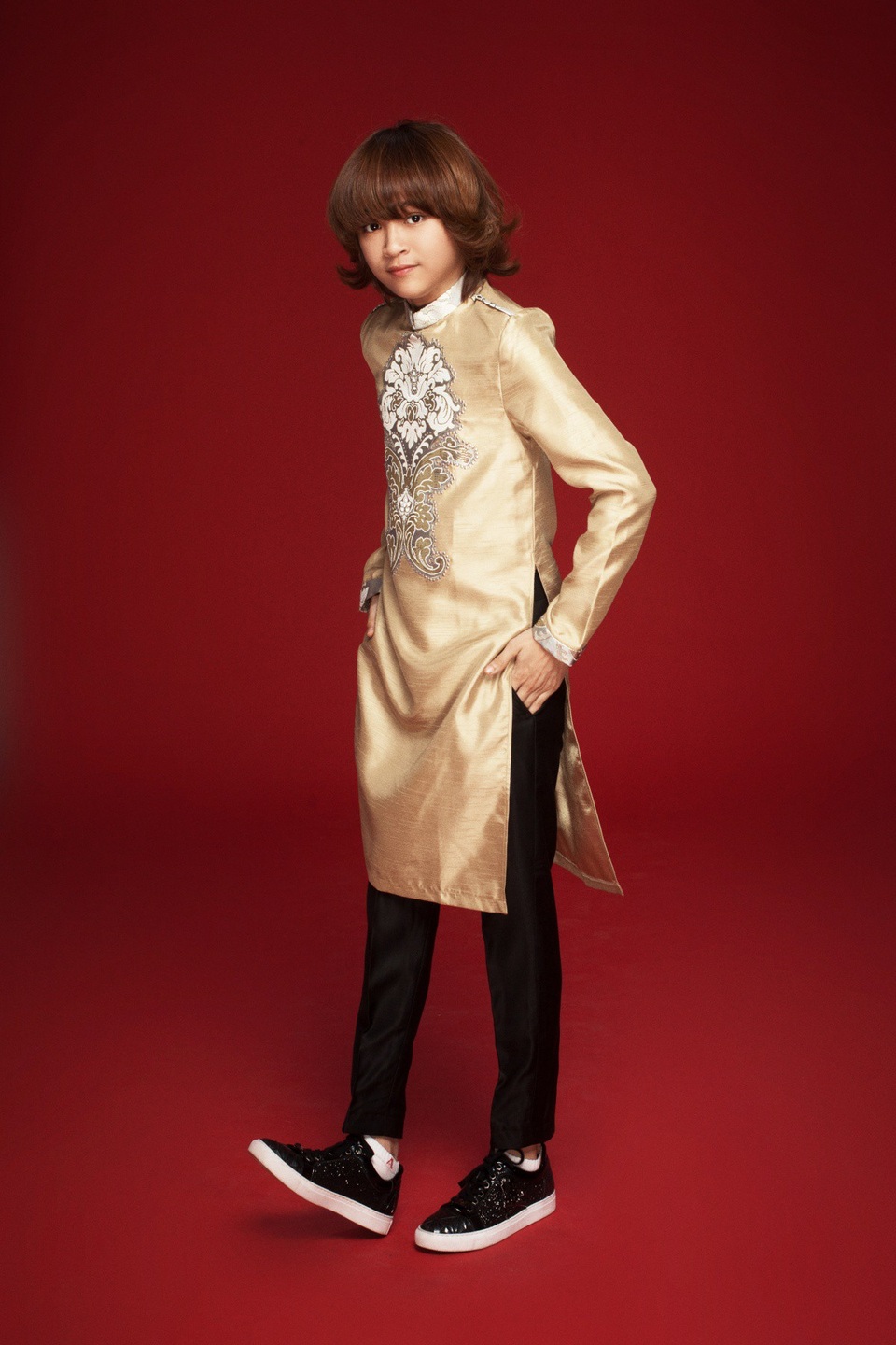 Quán quân Giọng hát Việt Nhí 2017 vừa thực hiện bộ ảnh mới tràn ngập sắc xuân. Khác với phong cách bụi bặm, cực ngầu trong bộ ảnh street style trước đó, Thiên Khôi biến hóa đầy khác lạ trong bộ ảnh chào Xuân. Cậu bé trông đáng yêu vô cùng khi diện trang phục áo dài truyền thống.