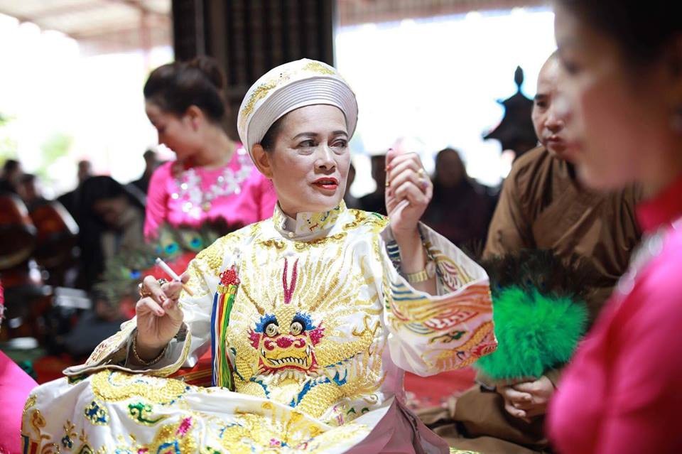 Bộ Văn hoá “cấm” tổ chức hầu đồng dưới dạng loại hình ca nhạc đường phố - 1 Bà Trần Thị Huệ - Thủ nhang phủ Dầy.