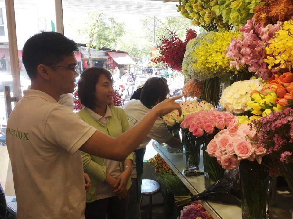 Người dân TPHCM đến cửa hàng hoa tươi để chọn mua hoa trong dịp Valentine