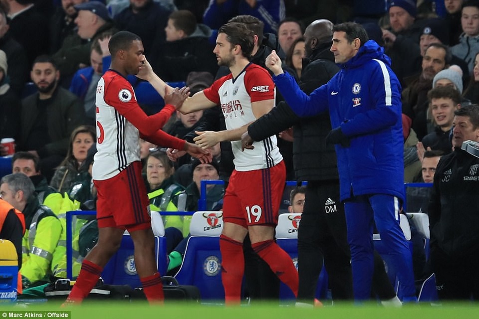 Chelsea 3-0 West Brom: Cú đúp của Hazard - 2
Sturridge (trái) dính chấn thương chỉ sau ba phút thi đấu