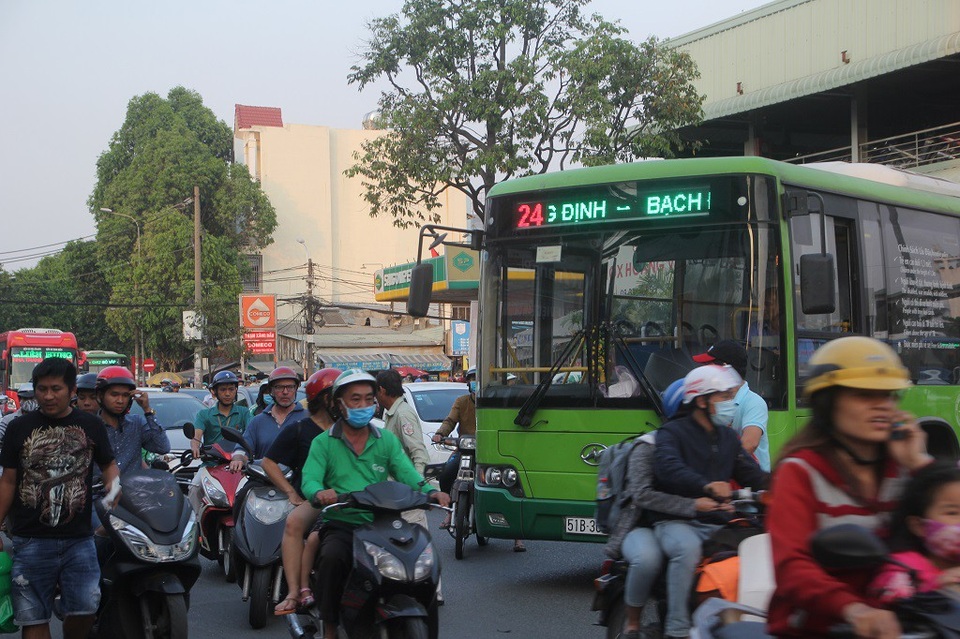 Chiều 28 Tết, giao thông ùn ứ ở cửa ngõ Đông Bắc TPHCM - 9 Xe khách, xe buýt liên tục ra vào bến xe Miền Đông là nguyên nhân chính gây ùn ứ kéo dài
