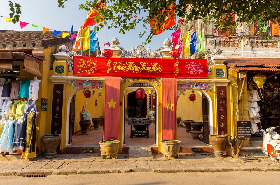 Các hội quán, đình, chùa cổ kính đã trang hoàng rực rỡ đón Tết