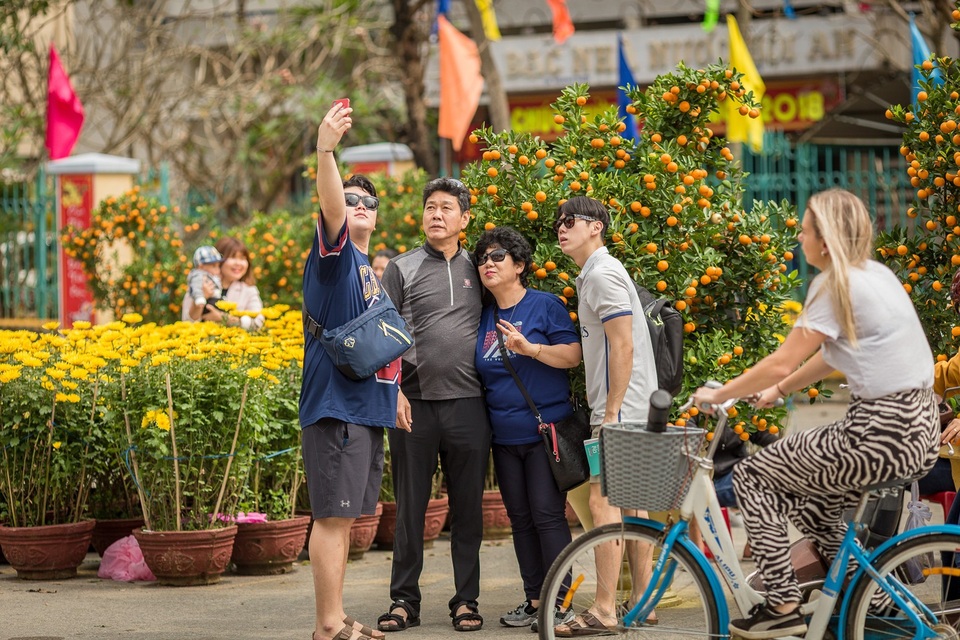 Du khách nao nức với không khí sắp Tết ở đường hoa xuân phố Hội