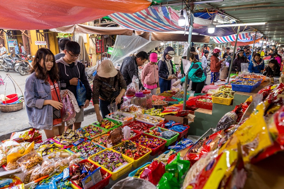 Người dân tất bật mua sắm cuối năm