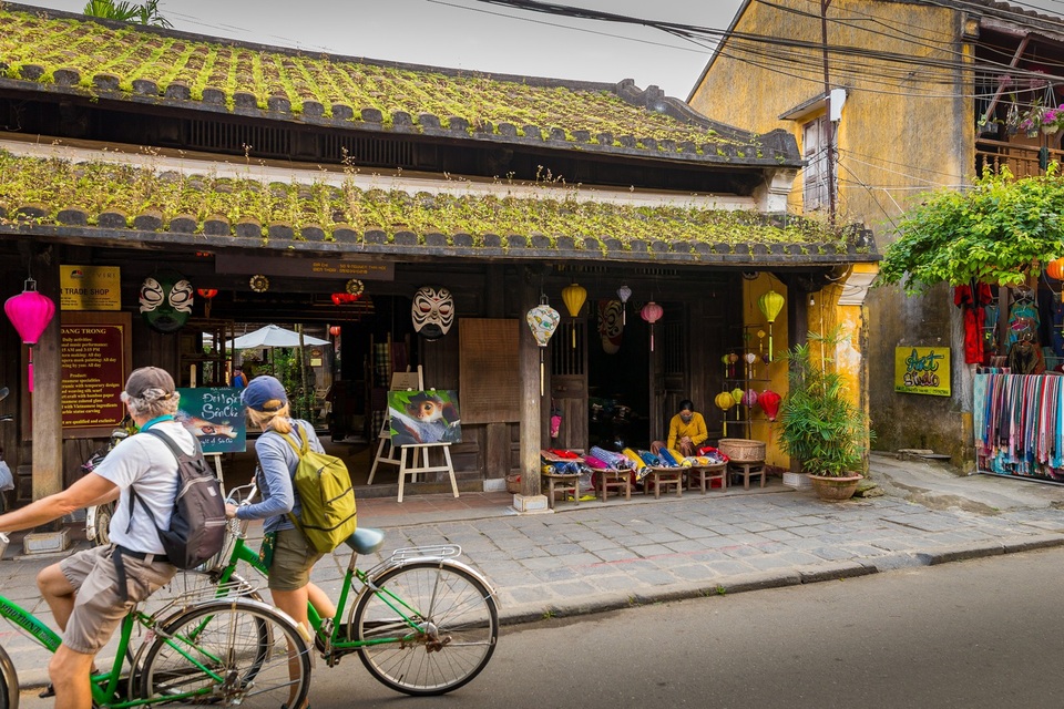 Xuân xanh trên những mái nhà cổ kính khiến nhiều du khách dừng chân ngẩn ngơ