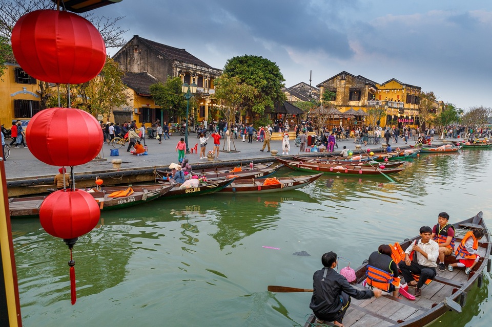 Những ngày cuối năm, du khách vẫn tấp nập về Hội An