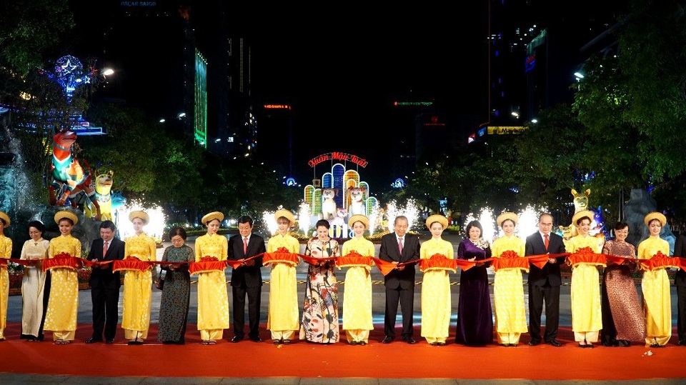 
Các vị lãnh đạo Trung ương, Thành phố HCM cắt băng khai mạc đường hoa
