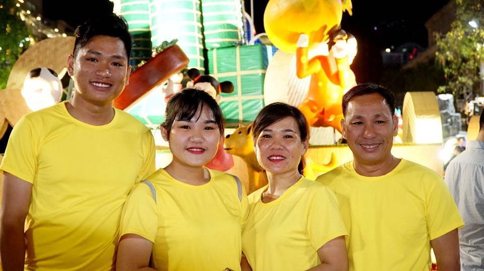 Anh Lê Tuấn Kiệt (ngoài cùng bên phải) dẫn gia đình từ Hóc Môn lên đây trải nghiệm đường hoa