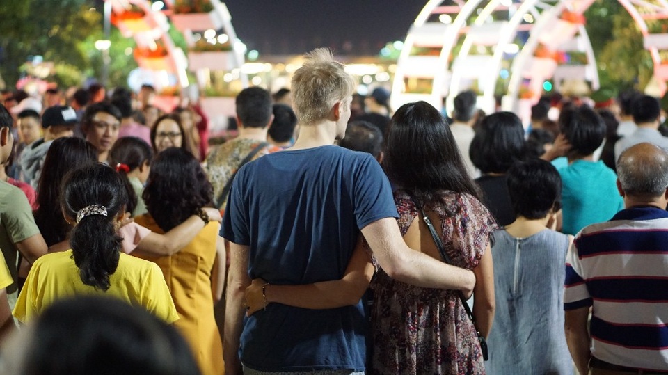 Đường hoa Nguyễn Huệ ken đặc người ngày khai mạc - 12