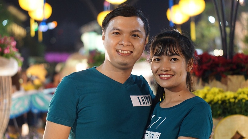 Nhiều cặp đôi mặc áo cặp đón lễ tình nhân sớm vì cận tết - 1 Cặp đôi của bạn Đỗ Thanh Tâm tranh thủ ra phố đi bộ đón tết và đón lễ tình nhân sớm