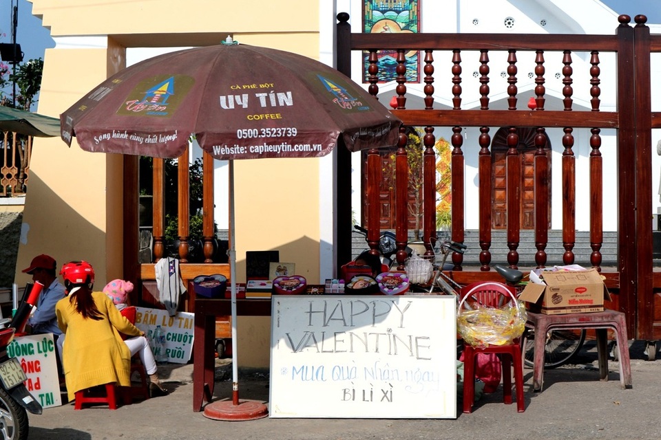 Các dịch vụ quà tặng: socola, gấu bông, hoa hồng…lên ngôi dịp Valentine được nhiều cặp đôi lựa chọn để tặng nhau