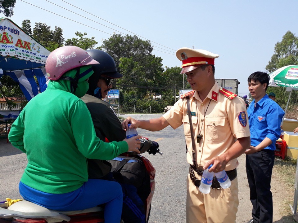 CSGT “lập chốt” phát khăn lạnh, nước suối cho người đi đường - 3
Ngoài việc phục vụ nước suối, khăn lạnh miễn phí cho người đi đường, các CSGT còn nhắc khéo người dân lái xe an toàn