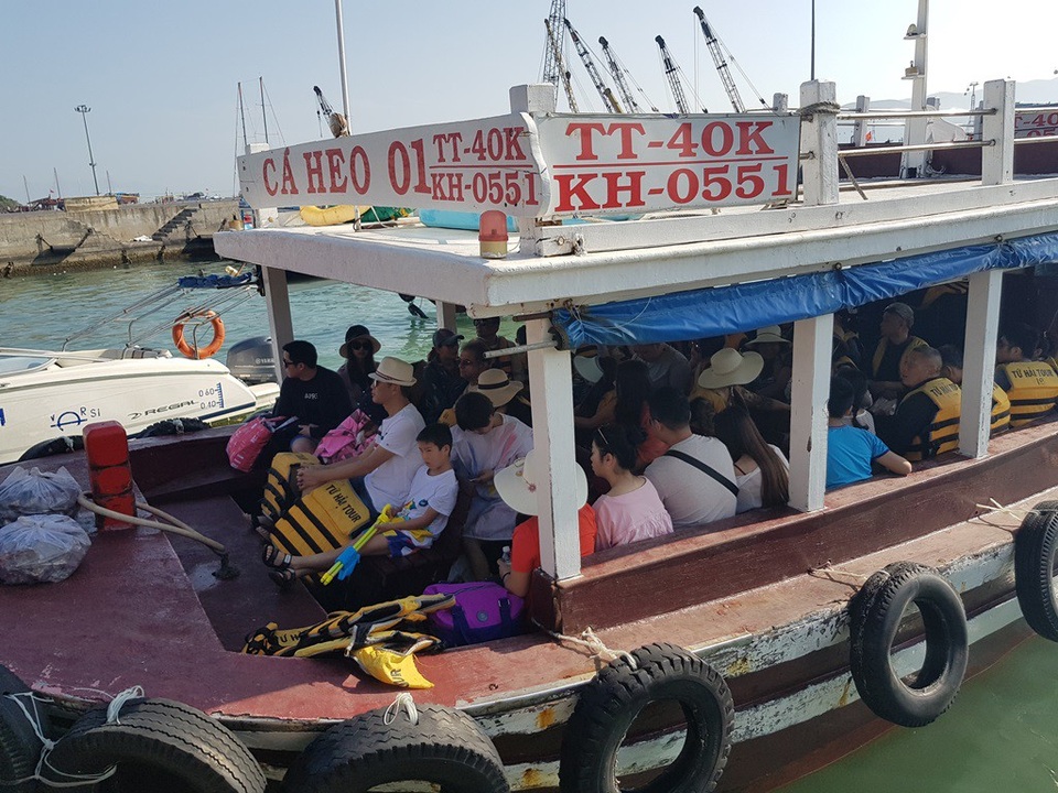 Nha Trang: Bến tàu du lịch đông nghịt khách ngày giáp Tết - 1 Nha Trang: Bến tàu du lịch đông nghịt khách ngày giáp Tết - 1
