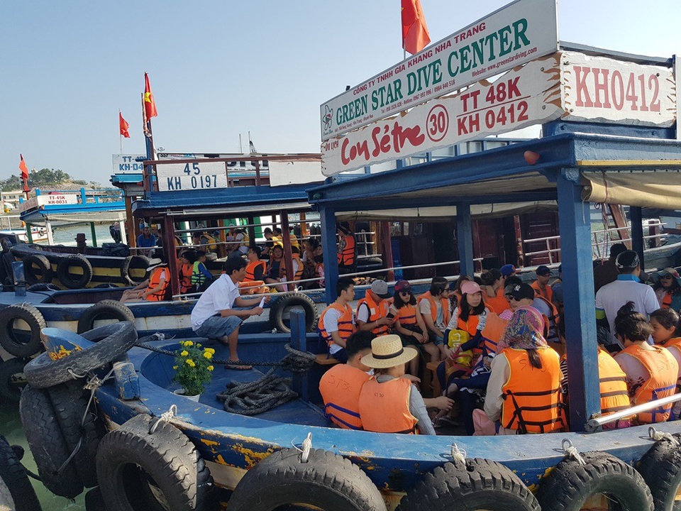 Nha Trang: Bến tàu du lịch đông nghịt khách ngày giáp Tết - 2 Du khách lên canô tham quan các đảo trên Vịnh Nha Trang sáng 14/2