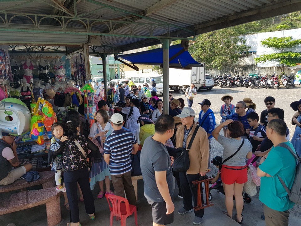 Nha Trang: Bến tàu du lịch đông nghịt khách ngày giáp Tết - 11 Du khách nhộn nhịp tại nhà chờ hành khách