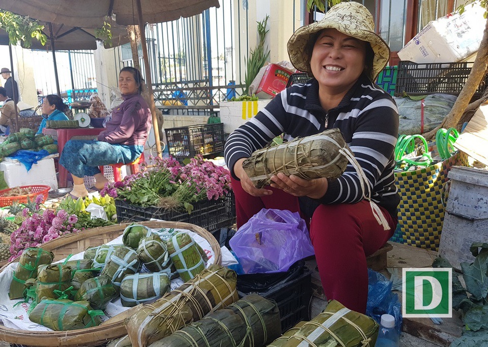 Bánh Tét là mặt hàng được nhiều người bày bán