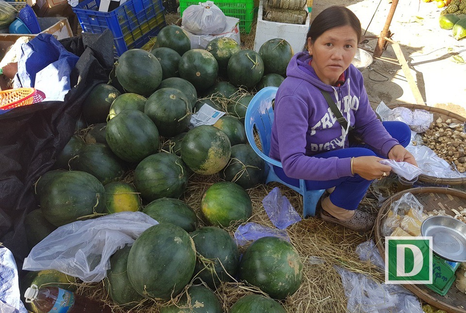 Chị bán dưa hấu cho biết, vẫn còn tồn hàng tạ dưa dù đã là 29 Tết Nguyên đán