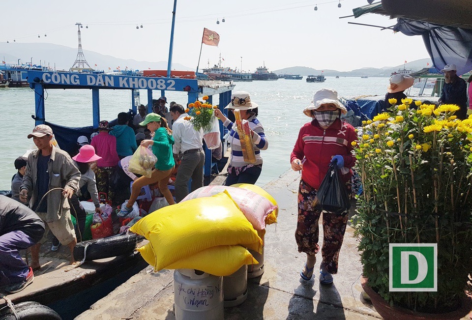Bến tàu Cầu Đá (TP Nha Trang) nhộn nhịp người dân ra đảo Trí Nguyên, sáng 29 Tết