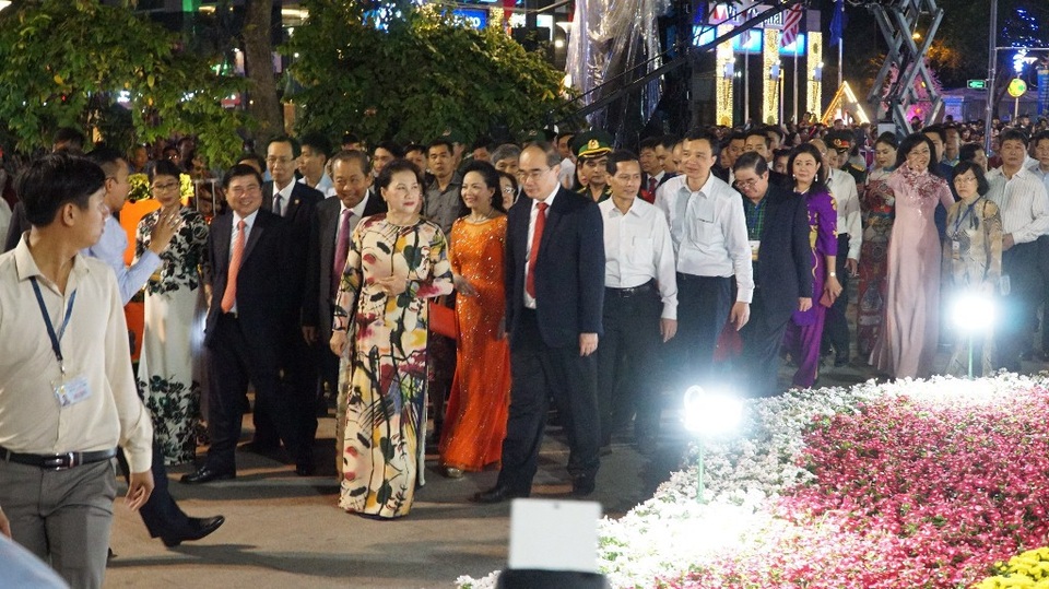 Đường hoa Nguyễn Huệ ken đặc người ngày khai mạc - 3