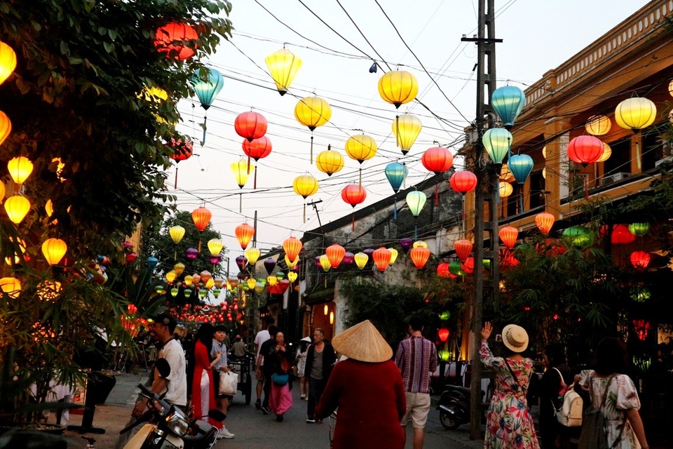 Không gian cổ kính, thơ mộng và lãng mạn của phố cổ Hội An trở thành địa điểm lý tưởng để các cặp đôi bày tỏ tình yêu, trao nhau những cái nắm tay ấm nồng mùa Valentine…