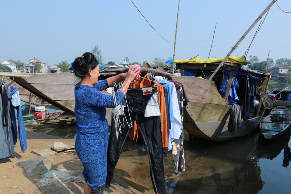 Ở nơi Tết cũng như... ngày thường! - 3 Người dân phơi áo quần của cả gia đình vừa mới giặt xong khi trời vừa hửng nắng