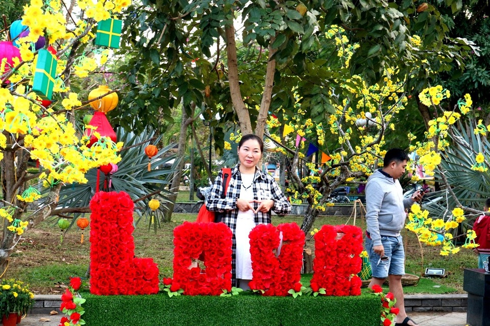 Dịp Valentine trùng với tết Nguyên đán Mậu Tuất 2018 nên tại Hội An trang trí rất nhiều hoạt cảnh kết hợp không khí mùa xuân cùng các biểu tượng tình yêu để người dân và du khách có thể đến tham quan, chụp ảnh lưu niệm