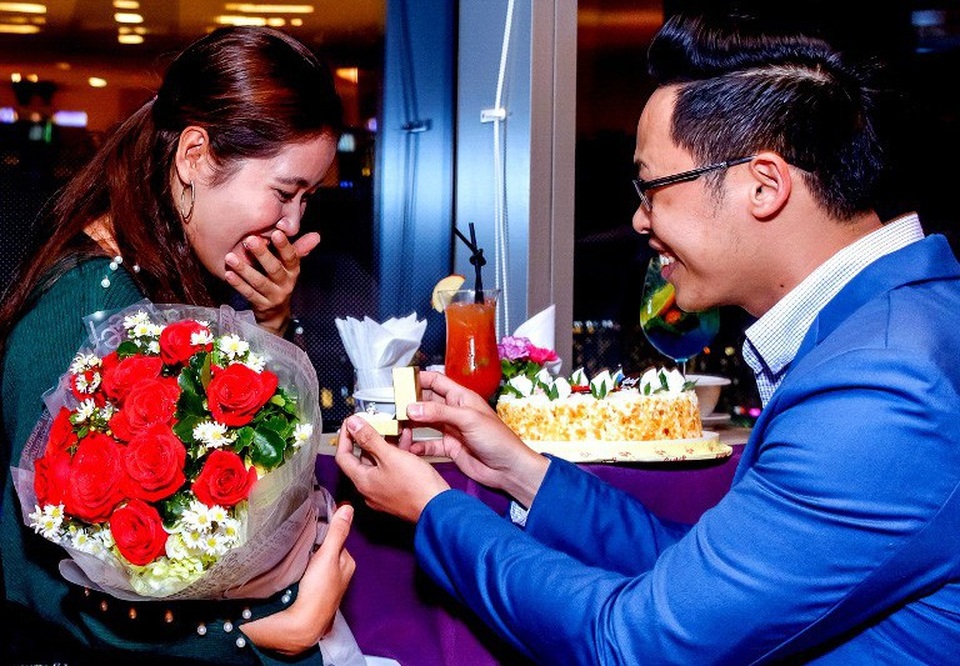 Nhiều cặp đôi mặc áo cặp đón lễ tình nhân sớm vì cận tết - 5 Anh bạn trẻ này sau khi tặng bạn gái bó hoa hồng đỏ thắm đã trao nhẫn cầu hôn