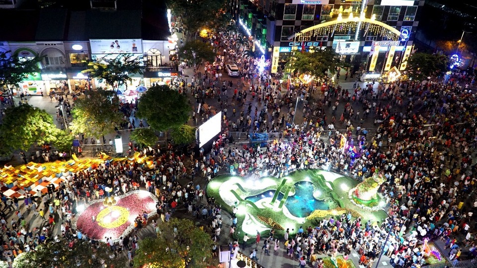 
Giao lộ Nguyễn Huệ - Huỳnh Thúc Kháng trước giờ khai mạc mỗi lúc một đông
