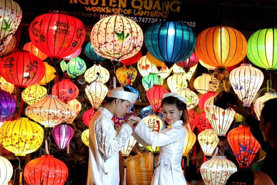 Hội An còn là nơi các cặp đôi trao nhau những lời yêu, hứa hẹn chân thành; cùng lưu lại những khoảnh khắc lãng mạn, ngọt ngào