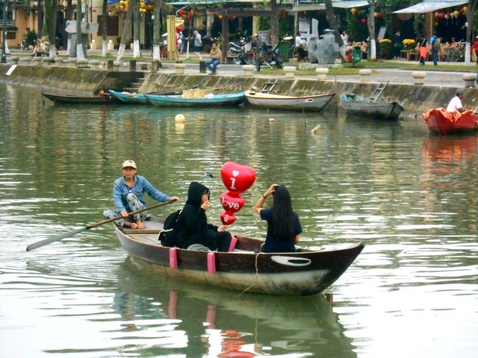 Bạn trẻ háo hức với Valentine lãng mạn ở phố cổ Hội An - 7
