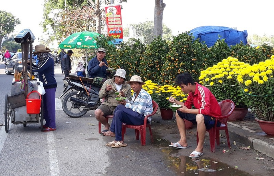 Chợ hoa Tết chiều 29, cúc, đào vẫn ế vì đâu? - 2 Người bán ế ẩm, kéo theo người vận chuyển hoa thuê cho khách cũng ế.
