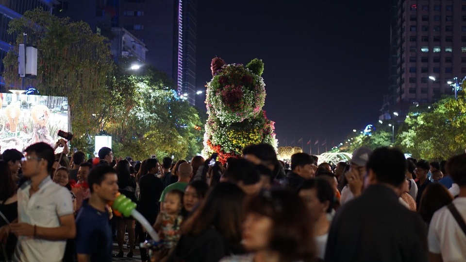 Khu vực nào có linh vật năm Tuất cũng thu hút rất đông người dân chụp ảnh