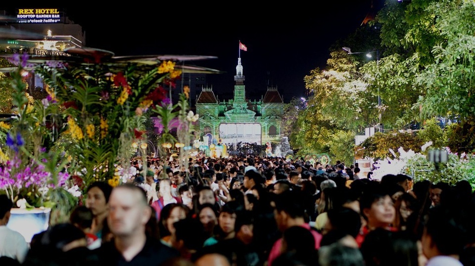 Lượng người quá đông nên di chuyển trong hai lối đi chính khá khó khăn