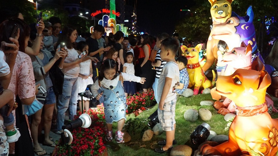 Linh vật đường hoa “lắc đầu” với sự quá đà của người xem - 1
Người lớn để trẻ vô tư chạy nhảy trên tiểu cảnh