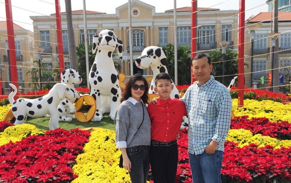 Người dân Đà Nẵng náo nức du xuân sớm - 4 Gia đình anh Huỳnh Ngọc Linh, Việt Kiều Mỹ về quê ở Đà Nẵng kỷ niệm ngày Tết đoàn viên ở đường hoa xuân