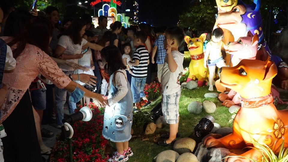 Linh vật đường hoa “lắc đầu” với sự quá đà của người xem - 3
Các bé làm sao biết được việc mình làm đang ảnh hưởng nhiều người, điều đáng trách là ở người lớn.