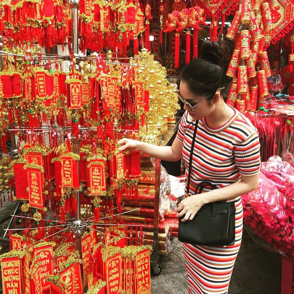 Dương Cẩm Lynh dành thời gian mua sắm đồ trang trí Tết cho nhà trong những ngày vô cùng bận rộn này