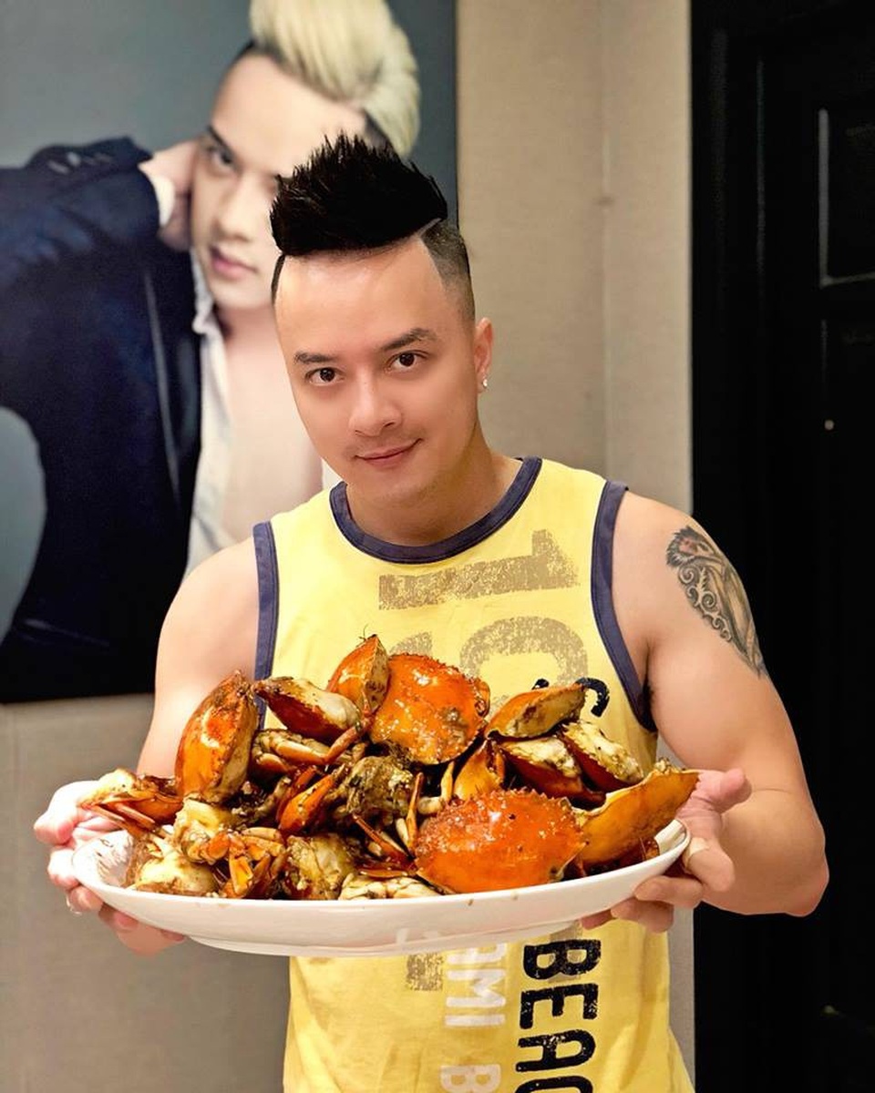 Ca sĩ Cao Thái Sơn thì tự mình chuẩn bị bữa ăn hoành tráng trong ngày cuối năm, anh viết: “Hoàng tử xuống bếp làm soái ca nướng tôm muối ớt, cua sốt tiêu cay”.