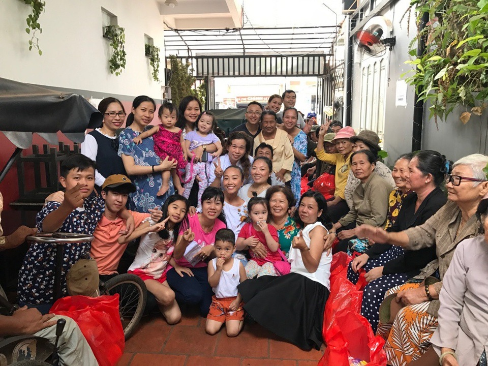 Trở về sau kỳ nghĩ hạnh phúc, ngoài thời gian dành cho công việc, cho gia đình, và cho những chuyến đi lưu diễn, Đoan Trang cũng không quên dành thời gian để quan tâm đến xã hội,đến những người kém may mắn xung quanh mình.