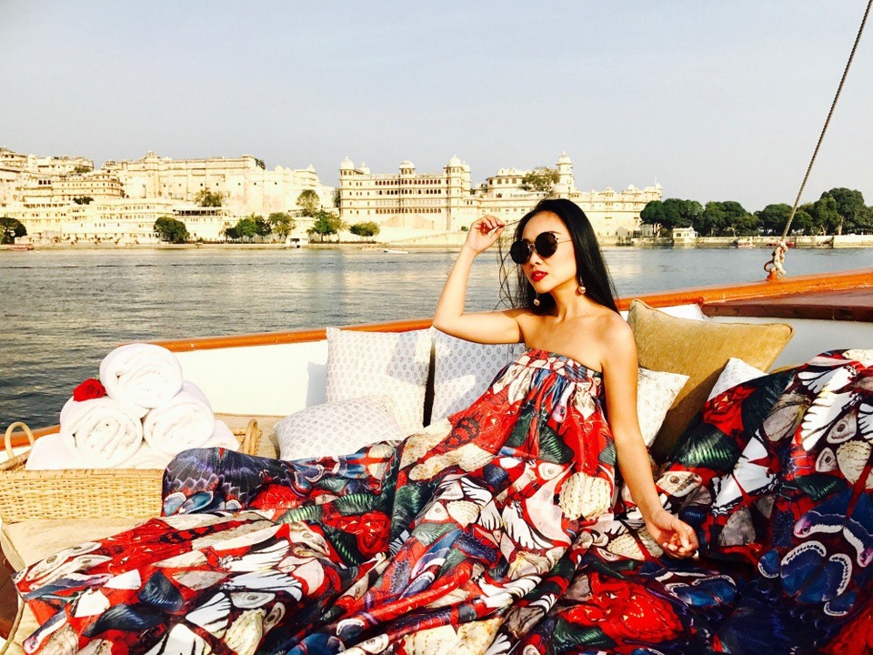 Đoan Tran cũng có dịp thỏa sức biểu diễn phong cách chụp ảnh fashionista và gu thẩm mỹ của mình qua những bộ cánh độc đáo được cô mua về từ những chuyến đi du lịch nước ngoài hoặc được thiết kế riêng cho mình bởi những nhà thiết kế nổi tiếng Việt Nam.