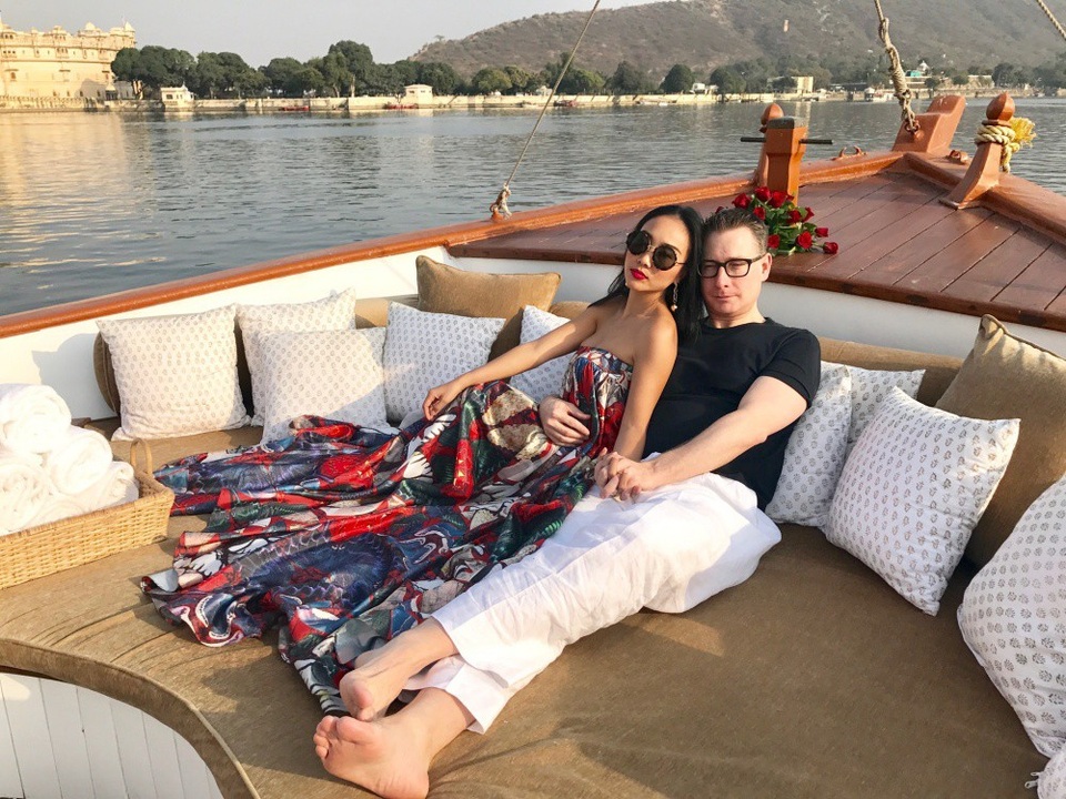 Ông xã Đoan Trang còn book riêng 1 chiếc thuyền spa cho 2 vợ chồng thư giãn nghỉ ngơi, mát-xa và bồn ngâm nước ấm hoa hồng trên khoang tàu để đón hoàng hôn thật tĩnh lặng, riêng tư và lãng mạn dành cho 2 vợ chồng.