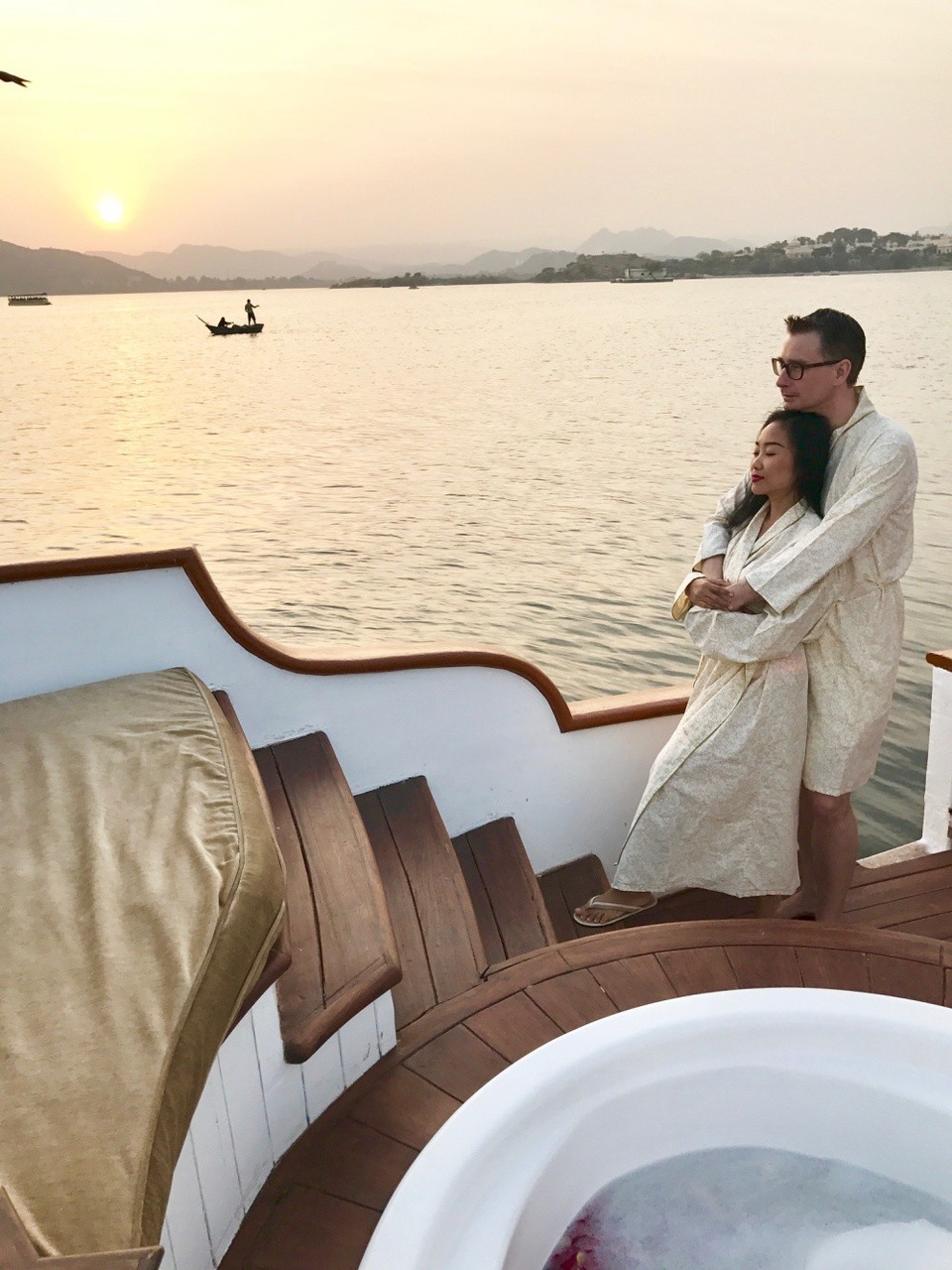 Hai vợ chồng tận hưởng thời gian hạnh phúc và thảnh thơi sau những ngày làm việc căng thẳng