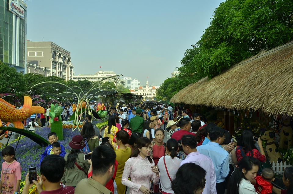 Người Sài Gòn du xuân sớm trên đường hoa Nguyễn Huệ - 19 Người Sài Gòn du xuân sớm trên đường hoa Nguyễn Huệ - 19