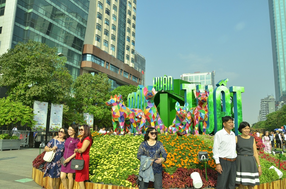 Người Sài Gòn du xuân sớm trên đường hoa Nguyễn Huệ - 15 Người Sài Gòn du xuân sớm trên đường hoa Nguyễn Huệ - 15