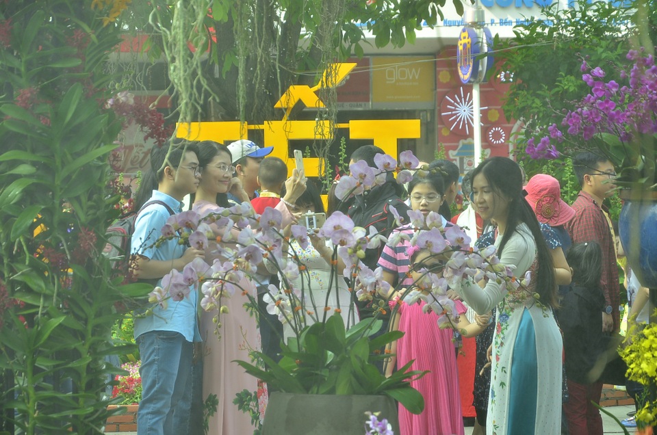 Người Sài Gòn du xuân sớm trên đường hoa Nguyễn Huệ - 14 Người Sài Gòn du xuân sớm trên đường hoa Nguyễn Huệ - 14