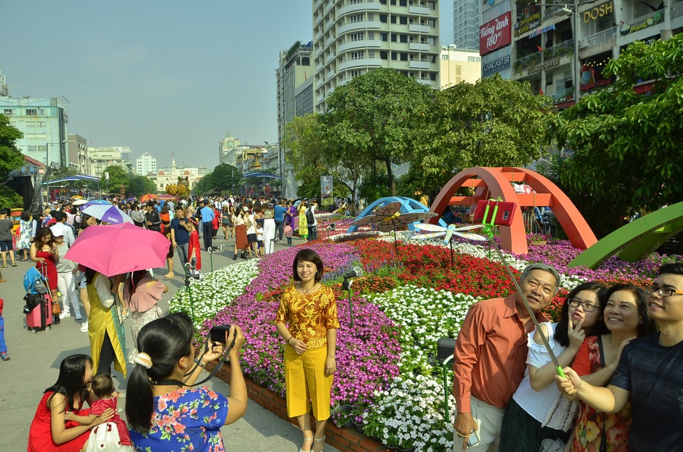 Người Sài Gòn du xuân sớm trên đường hoa Nguyễn Huệ - 8 Ai ai cũng háo hức với đường hoa Tết Mậu Tuất 2018.