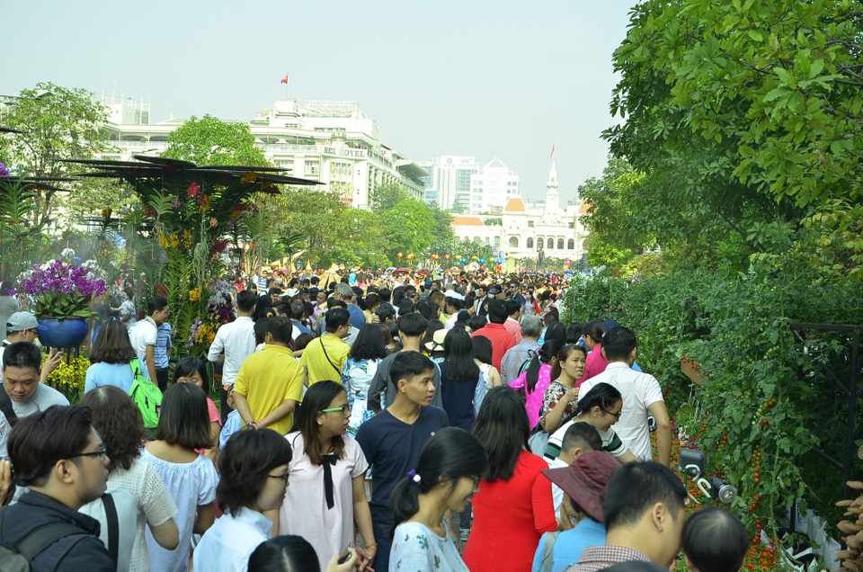 Người Sài Gòn du xuân sớm trên đường hoa Nguyễn Huệ - 5 Biển người du xuân sớm trên đường hoa Nguyễn Huệ sáng 29 Tết