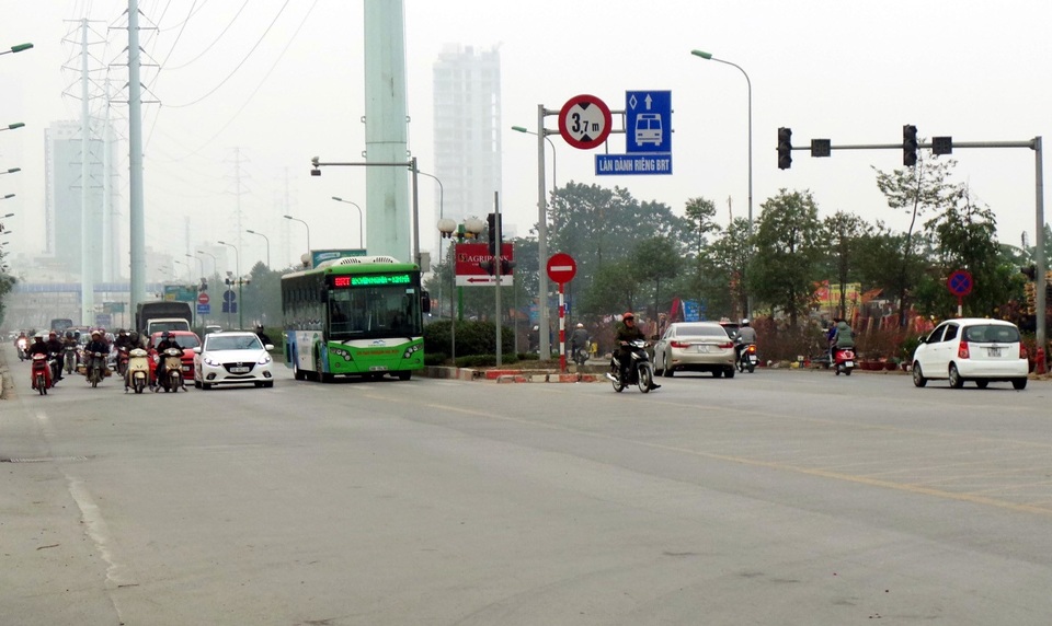 Bến xe, đường phố Hà Nội “hạ nhiệt” ngày 29 Tết - 1 Đường Tố Hữu vắng vẻ, không còn cảnh ô tô, xe máy chen nhau đi vào đường dành riêng cho xe buýt nhanh.